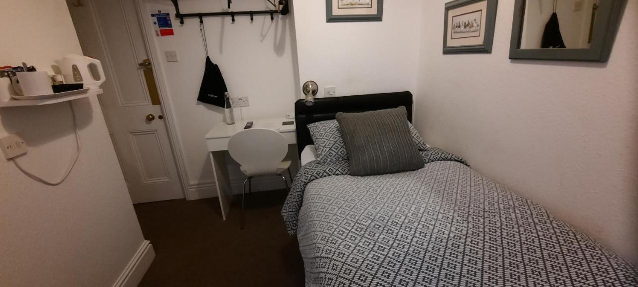 Colebrook Guest House Farnborough  Eksteriør billede