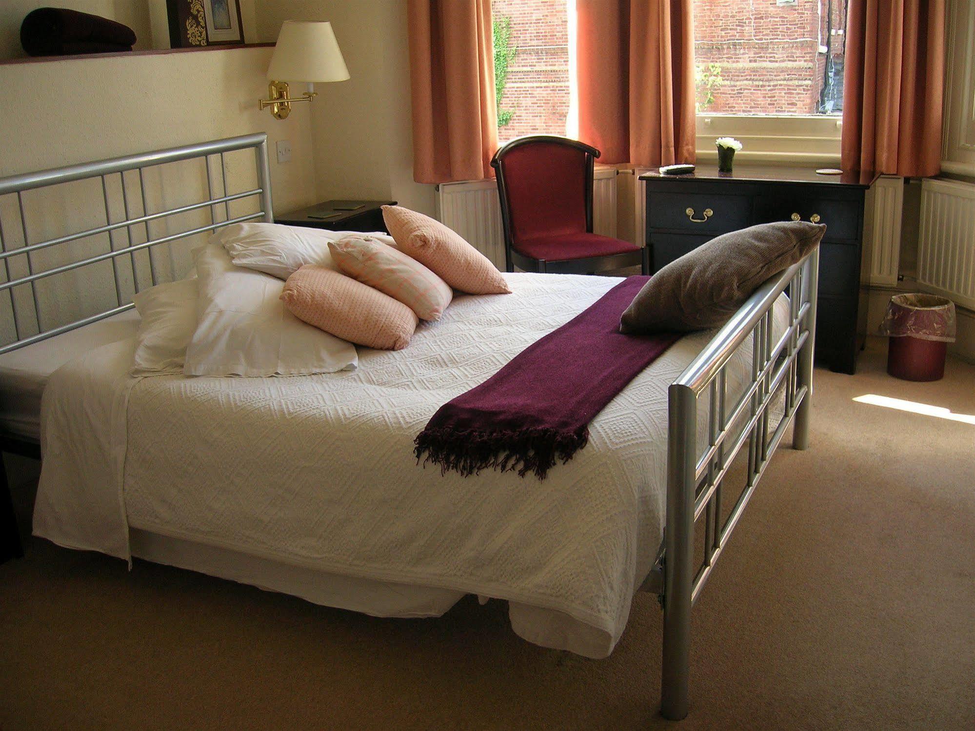 Colebrook Guest House Farnborough  Eksteriør billede